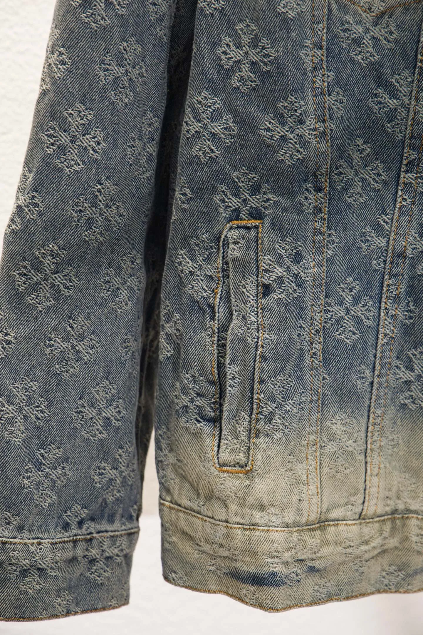 P340 Style No.: Y194 ChromeHearts heavy-duty steel-printed classic Sanskrit all-over jacquard hot-drilled denim jacket for men and women. New ChromeHearts Sanskrit printed custom fabric jacket. Gradient color wash, hot-drilled cross denim jacket on the back. A very heavy-duty one. The top is made of heavy weight. Presbyopia is suitable for early autumn outings. The denim fabric can be directly machine washed without deformation. Washing and distressing also give a sense of high-end. Power style wear, follow the photo and mirror. The gradient color is super high-end 💕 Each diamond shines with a unique light, as if telling a fashion story ✨ The steel-printed jacquard adds a three-dimensional and artistic sense, making this jacket instantly unique. Size:s m l xl